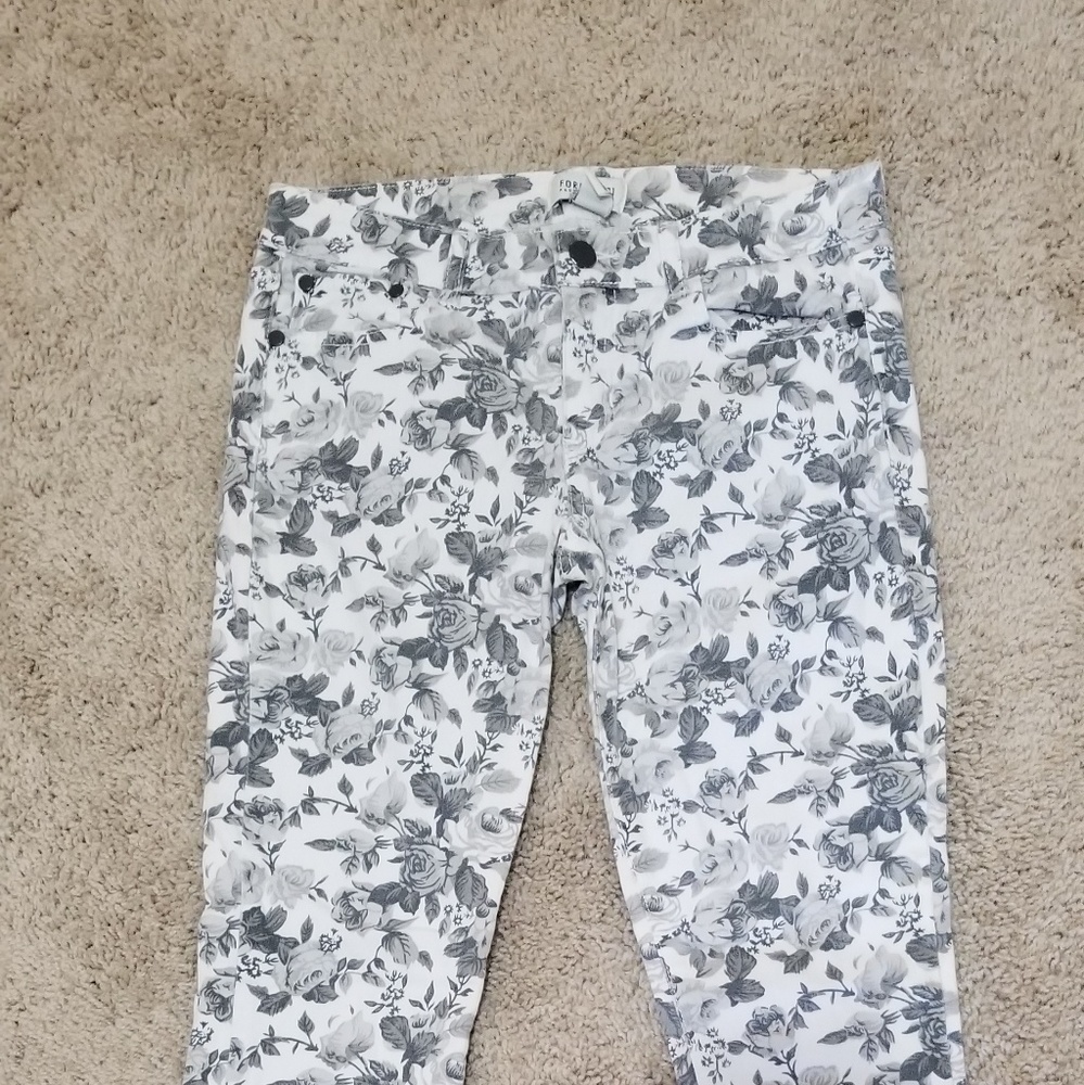 Forever 21 Juniors Size 26 Flower Gray White Denim